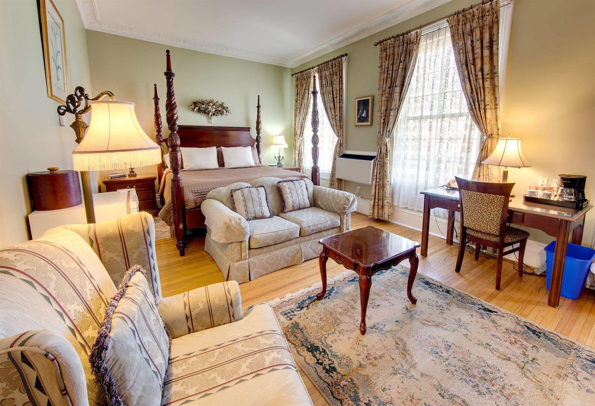 The Woodlawn Inn Cobourg Eksteriør billede